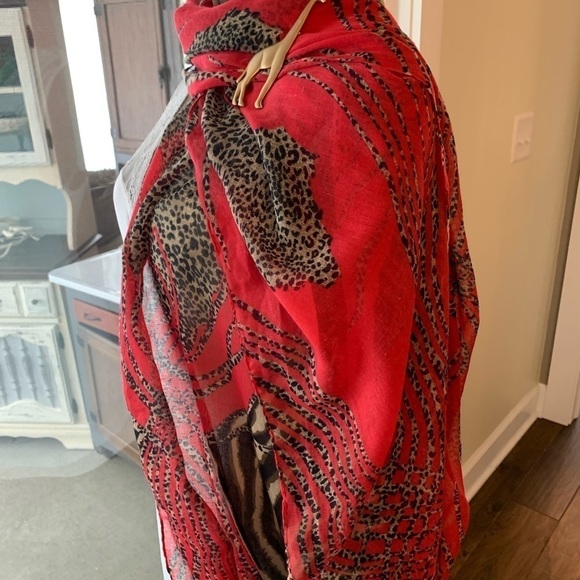 Giraffe theme scarf in red and black with a giraffe brooch gold tone brushed - Picture 2 of 8